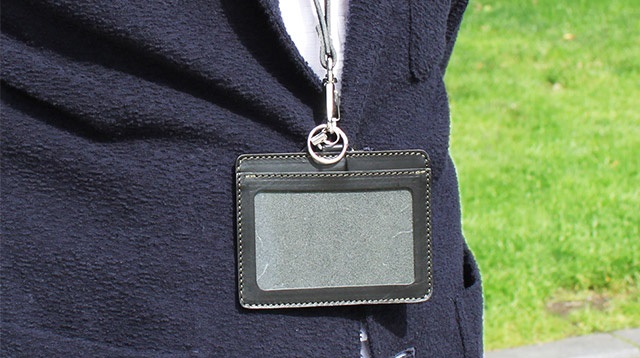 様々なシーンで活躍する社員証ケース 革小物の札幌革職人館 公式 札幌革職人館 ブランド 革小物 コンテンツ