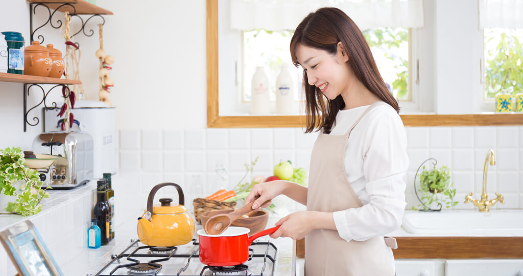 料理をしている女性のイメージ画像