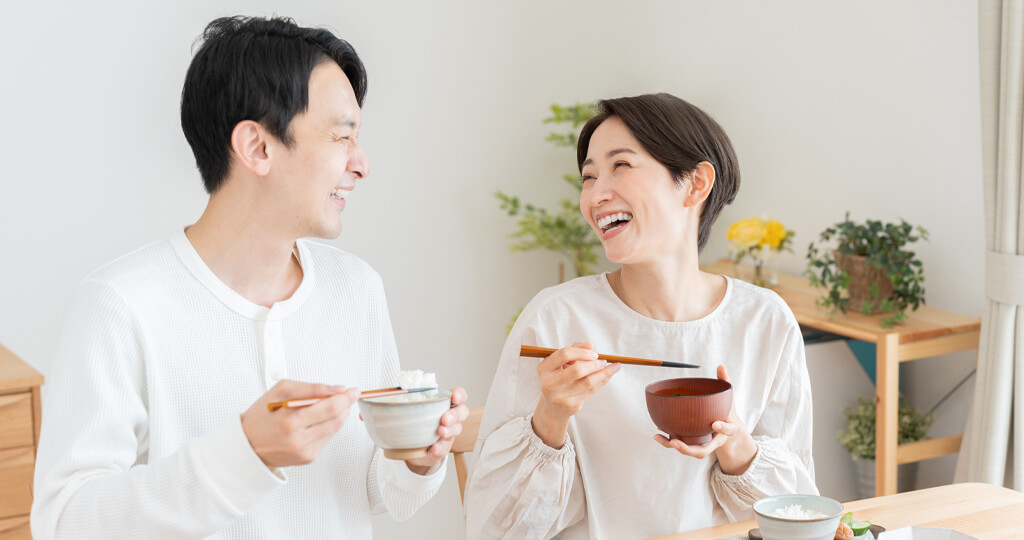 夫婦で食事をしているイメージ画像