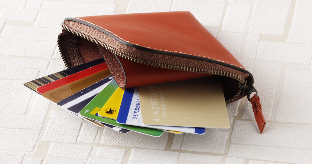 ポイントカードがたくさん入っている財布のイメージ画像