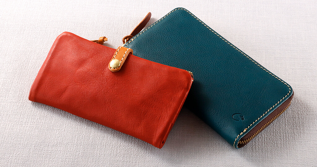 赤と青の財布の画像